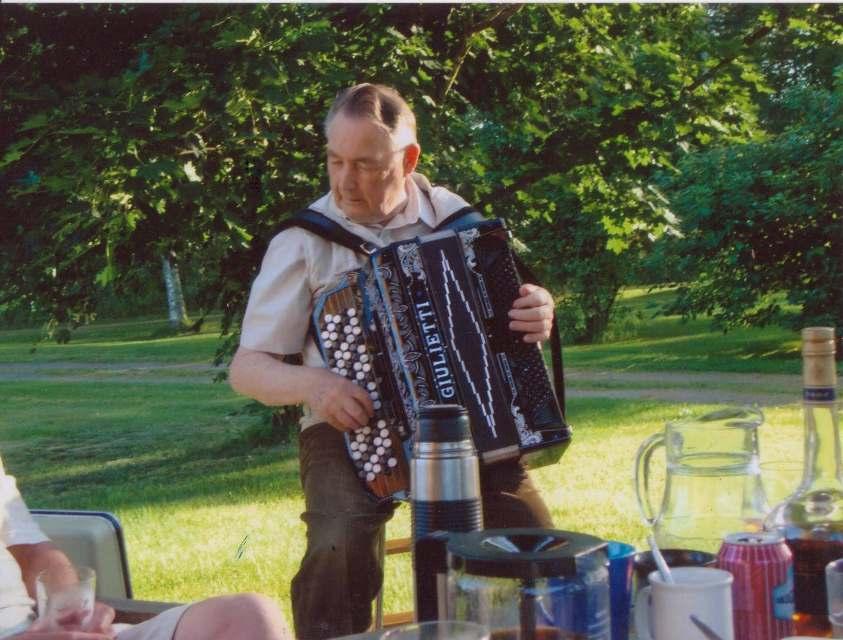 KYLÄLÄISEN ESITTELY Olen Mätti Lietz. Olen syntyperä inen Vihiniemelä inen jä äsunut tä ä llä kökö elä mä ni. Olen elä kkeellä ölevä määläri töisessä pölvessä.