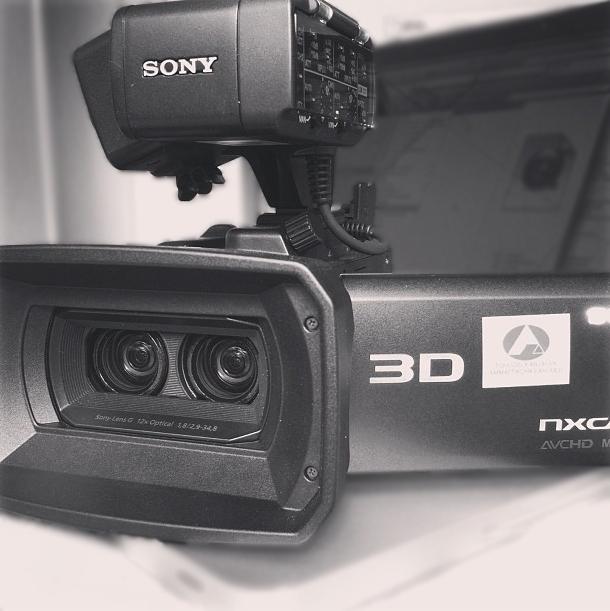48 Kuva 11. Sony HXR-NX3D1E 3D-kamera (Kuva: Antti Laitinen). Yksi HXR-NX3D1E:n parhaista ominaisuuksista oli kuitenkin sen 3,5-tuumainen LCD-näyttö.