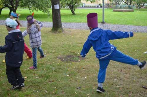 Puutarhaa suojelemassa monilukutaitoa eheyttävässä oppimisprosessissa Kuvio 2. Näyte Pelättimet puutarhan satoa suojelemassa -performanssista.