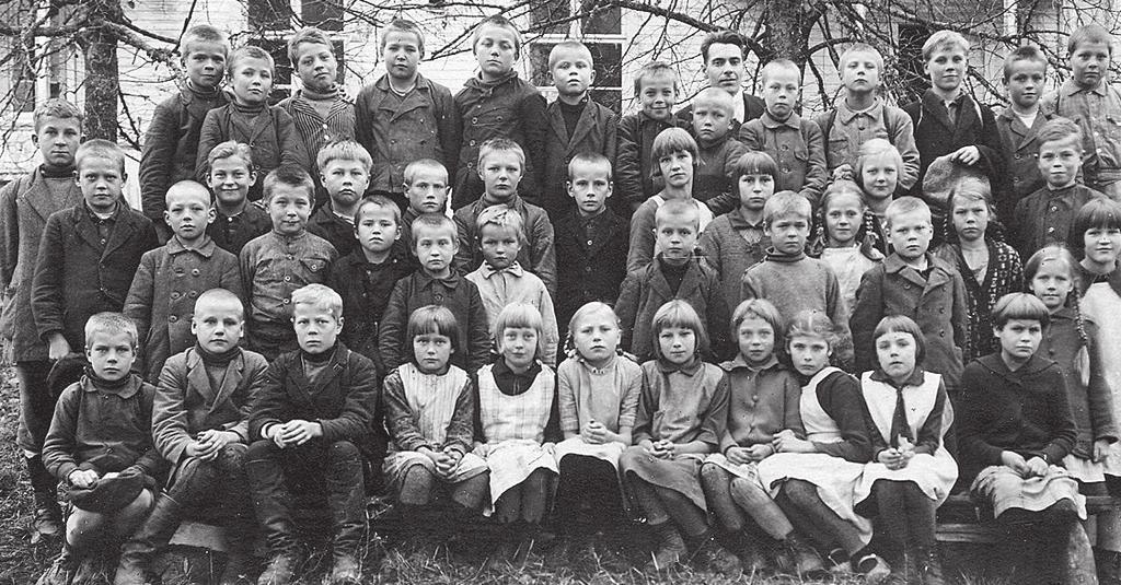 Kylän lapset siirtyivät koulunkäyntiin läheiseen Urjalankylään. Väinö Linna kävi Honkolassa k oulua vuosi na 1929-33.