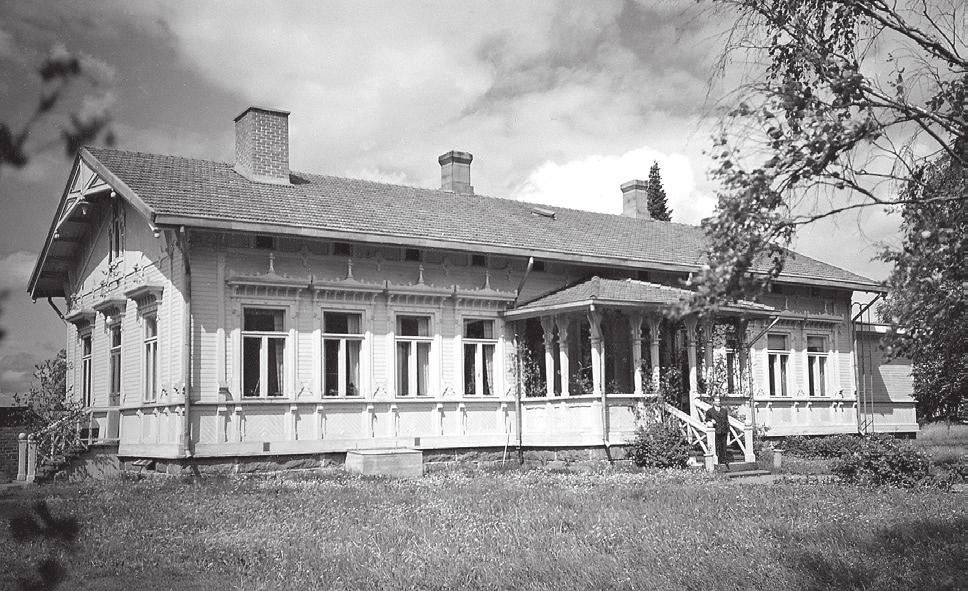 Pappila toimi tässä raken nuksessa aina vuoteen 1963 saakka, jolloin kirkkoherra sai virka-asunnon kunnan keskustasta. Kirkko sijaitsi vuoteen 1806 Urjalankylässä Korte järven etelä päässä.