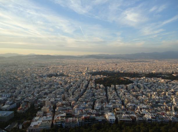 3 3 ATEENA Ateena, Kreikan kulttuurin, politiikan, yritysmaailman ja talouden keskus on erittäin tiheään asuttu noin 5,1 miljoonan ihmisen metropoli, jossa asuu noin puoli miljoonaa maahanmuuttajaa.