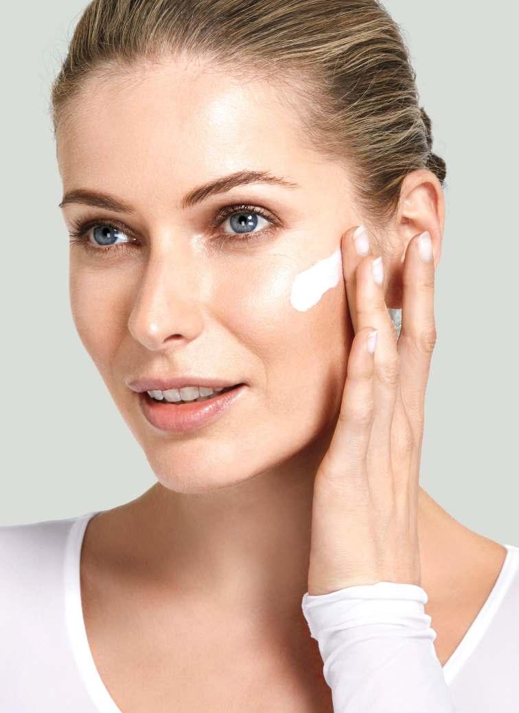 MITÄ SE TEKEE: Antaa iholle korkean UVA/UVB-suojan, joka suojaa ihoa vahingollisilta ja vanhentavilta säteiltä.