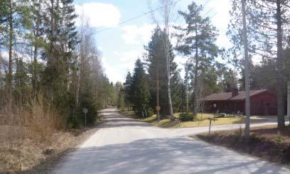 Lotta Svärdin kivi ei näy tielle pohjoisesta tultaessa ja tien ylitys voi olla
