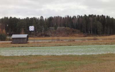 Erityistä huomiota kiinnitetään siihen, että tievarret eivät vesakoidu ja näkymä avoimeen maisematilaan säilyy.