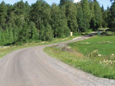 Puuryhmien istuttaminen laakson itäreunalla sijaitsevien hallirakennuksen eteen sulauttaisi sen nykyistä paremmin takana olevaan metsänreunaan.