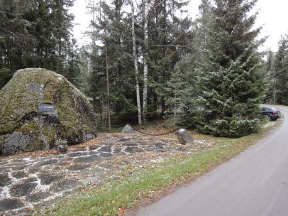 Mahdollisuuksien mukaan metsän reunassa voisi kulkea polku, joka johtaa keskukselta Lotta Svärdin kivelle.