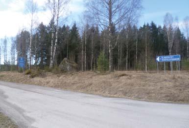 Museotien nykyinen opaste on liittymän lähellä. Uusi opastaulu siirretään edemmäksi uuteen museotien alkamiskohtaan.