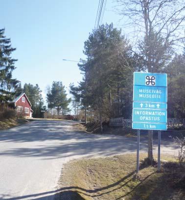 Taulu häämöttää edellisessä kuvassa metsän rajassa keltaisen lehtipuun kohdalla. Kuva Laura Soosalu.