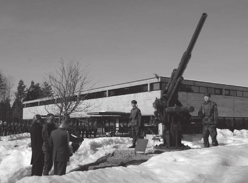 kentän kuulumisia Salpausselän ilmatorjuntapatteristo - kymmenen vuotta täyteen Vekaranjärvellä Seppeleen lasku perinnetykille.