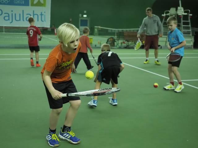 ESS Urheilu 16.11.2017 Tennis tarjoaa kiekkopojille liikuntataitoja ja ehkä lajin jopa koko elämäksi Pelicansin Nastolan F2-junnut pelaavat kerran viikossa tennistä.