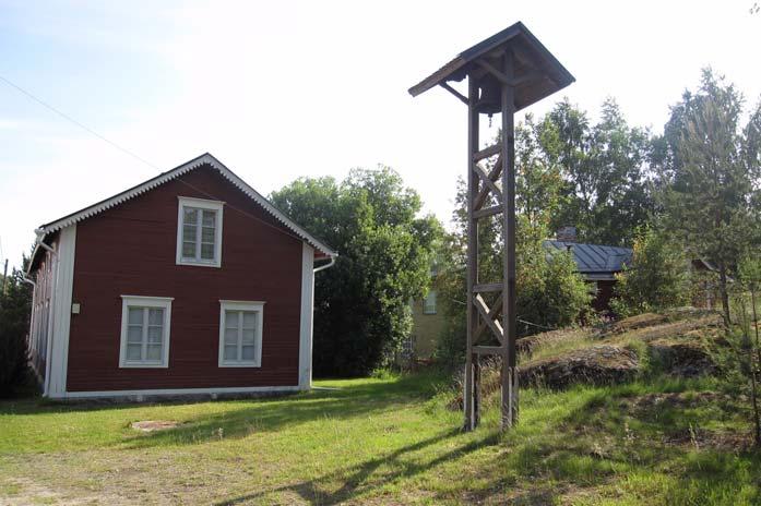 Maalaistalo taustalla on vuodelta 1912. Palokello ja kylätupa.