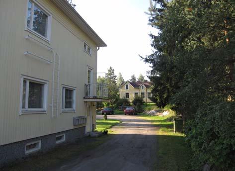 Alueella on myös muutama isompi monen perheen talo. Asutus on pääosin keskitetty Sepänkyläntien varteen.