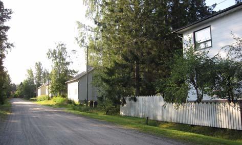 Asutus käsittää omakotitaloja, rivitaloja ja matalia kerrostaloja. Teeriniemessä on kauppa, ala-aste, päiväkoti ja monitoimihalli. Alue sijaitsee lähellä Huutoniemen palveluja.