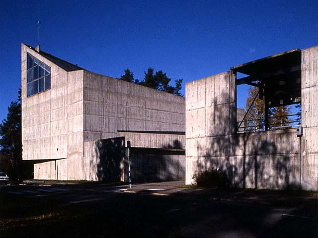 Huutoniemen osayleiskaavassa Aarno Ruusuvuoren v. 1963 suunnittelema Huutoniemen kirkko ja Alvar Aallon suunnittelemat 13 paritaloa on merkitty kulttuurihistoriallisesti arvokkaiksi rakennuksiksi.