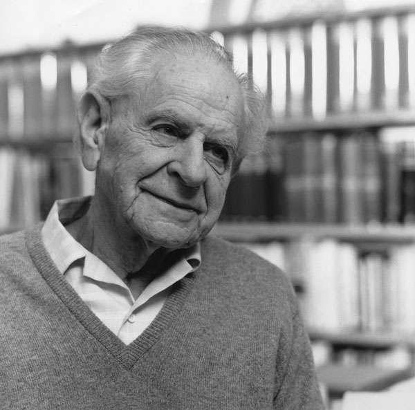 Demarkaa(o-ongelma (I) Karl Popper (1902 1994) DemarkaaEo-ongelma = rajanvetoongelma Yleensä tarkoikaa rajan vetämistä Eeteen ja pseudoeeteen välillä: Mikä tekee -eteestä -ede0ä?