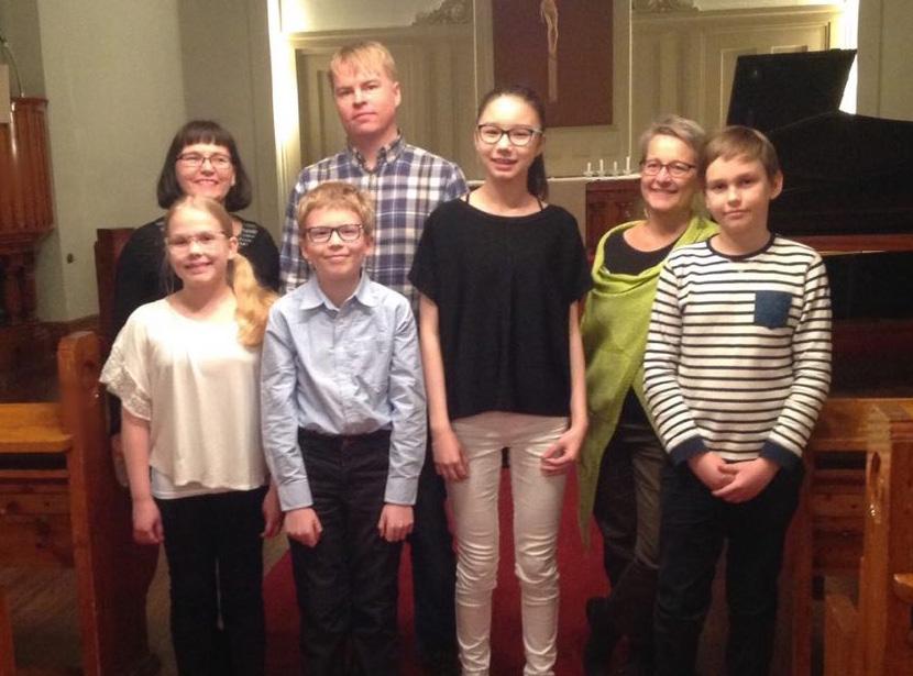 Koskelan kirkossa pidettiin harjoituskonsertti ja otettiin ryhmäpotretti marraskuun alun perjantaina, ennen varsinaisia koitoksia. Sofia Suvilehto oli tuolloin kuumeessa, siksi ks. pikku kuva ohessa.