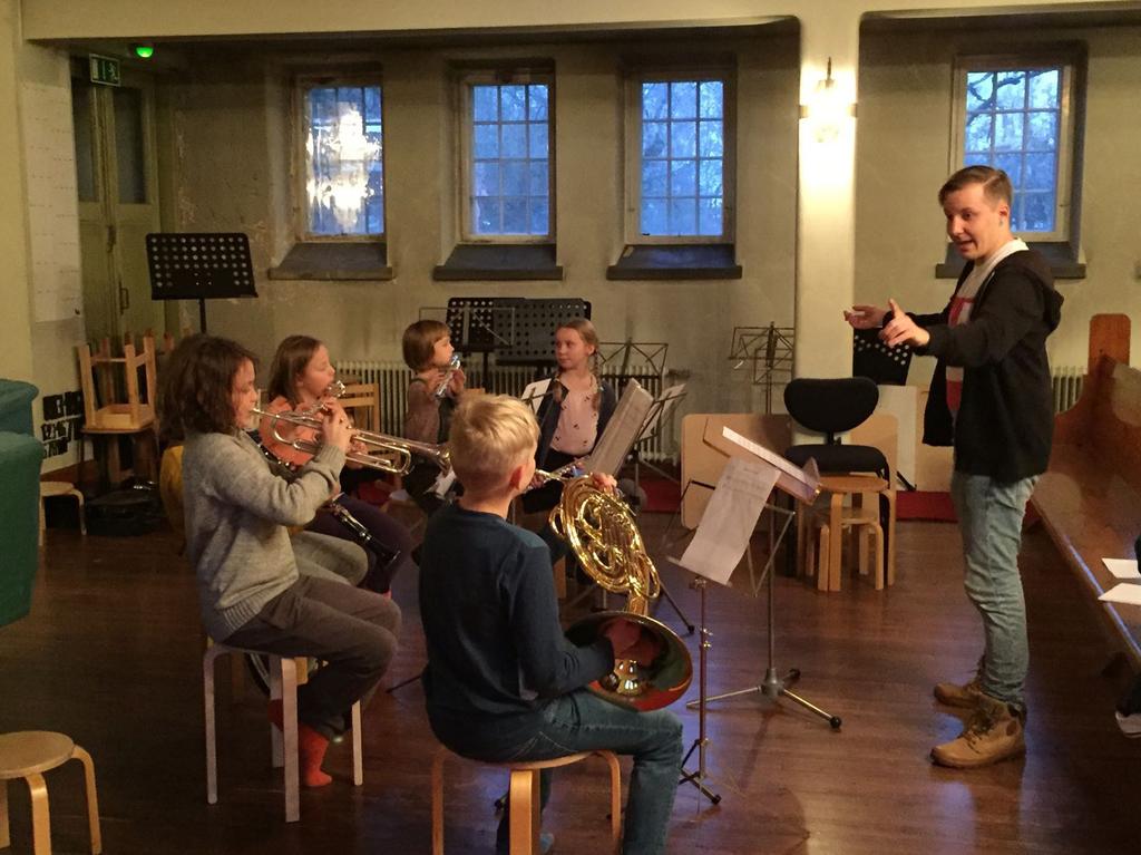 ala-asteen luokkia musiikkiopistoon. Risto Kytö säestää pianolla. Karusellikonsertti esittelee karusellin soittimia, puhaltimia ja kontrabasson.