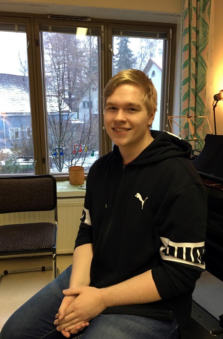 Bassoklarinetti: Pentti Rantanen "Bassoklarinetilla riittää kysyntää", hymyilee Pentti, kun kyselen oman instrumentin hyviä ja huonoja puolia.