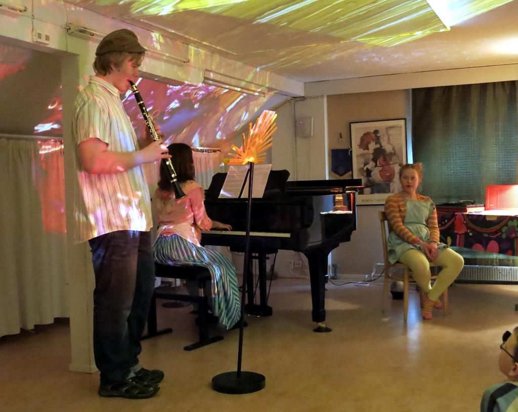 puuttuu vain yleinen musiikkitieto. Oletko ajatellut musiikkia ammatiksi? "En klarinetin soittamista, mutta musiikkiteknologia voisi olla kiva. Tykkään hienoista äänistä ja teen koneella musiikkia.