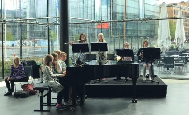 Veera Eronen edusti harmonikan taitajia.