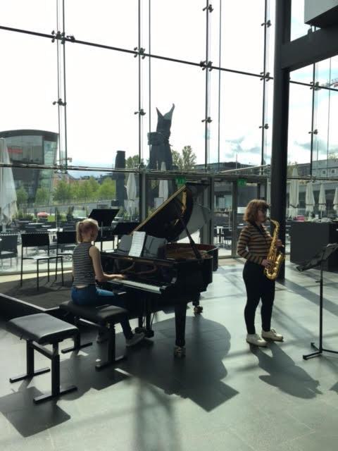 soitti pianoa mm. Meri Miettinen.