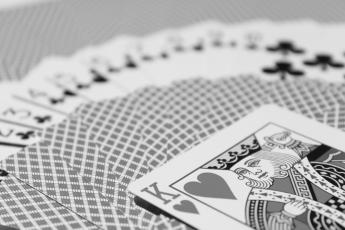 f: Aukon esivalinta Tässä tilassa voit määrittää haluamasi aukon, ja kamera määrittää valotusajan automaattisesti, jotta normaali valotus olisi kohteen kirkkauteen sopiva.