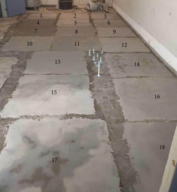 Huoneesta A poistettiin ensin lattiassa olleet mosaiikkibetonilaatat, minkä jälkeen betonin pintaan tasoitettiin 1 m x 1 m kokoiset ruudut päällysteitä varten (Kuva