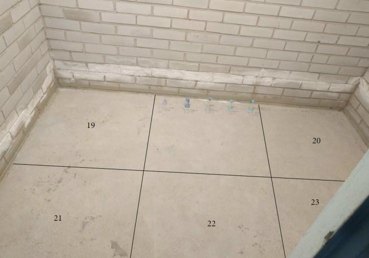 Huoneen B lattiasta hiottiin betonimaali pois ja pinta jätettiin puhtaalle betonille (Kuva 27).