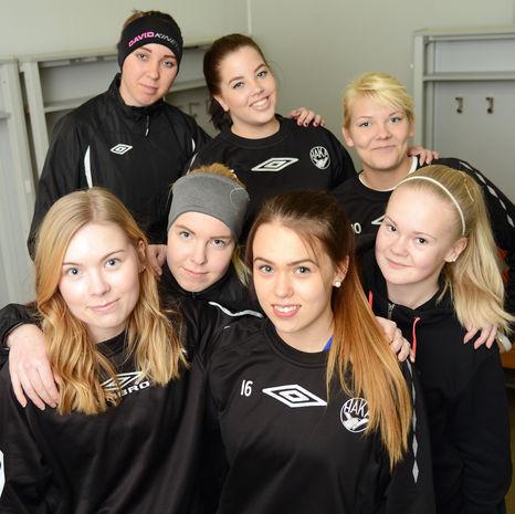Kuvassa: Sofia Ylömäki, Ilona Mäkinen, Emma Huovinen, Emma Kolehmainen, Erika Rantala, Rea Merisalo ja Mia Forsbacka Kuva Alpo Eerola Haka on perustamassa uutta jalkapallojoukkuetta, joka aikoo