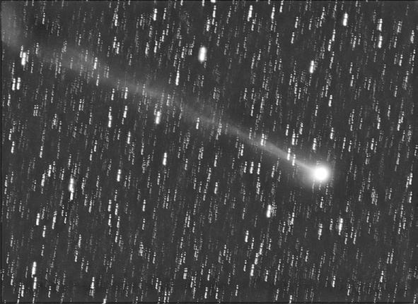 Näin sekä komeetta, että tähtikenttä on saatu tarkaksi. Samaisista kuvista on verkossa myös animaatio, josta mitattu kaasuliikettä pyrstössä (ks. sivu XX). Animaation osoite on www.ursa.