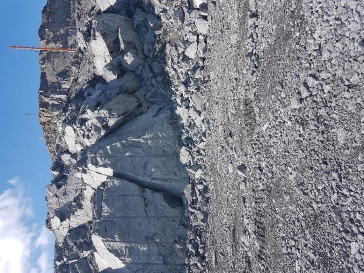 15 4 GEOLOGIA Kaivosgeologisen tutkimuksen tehtävänä on kerätä ja esittää ne geologiset tiedot, jotka tarvitaan malmiesiintymän taloudellista hyväksikäyttöä varten.