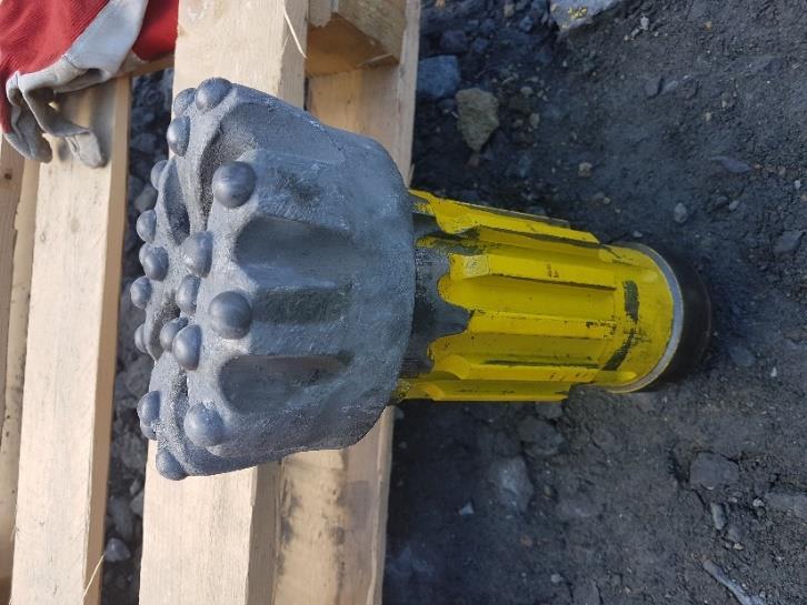 18 Kevitsan avolouhoksella on myös käytössä yksi näytteenottovaunu. Kuvio 8. D65:n 165 mm porakruunu (Boliden Kevitsa Mining Oy 2017a) 5.