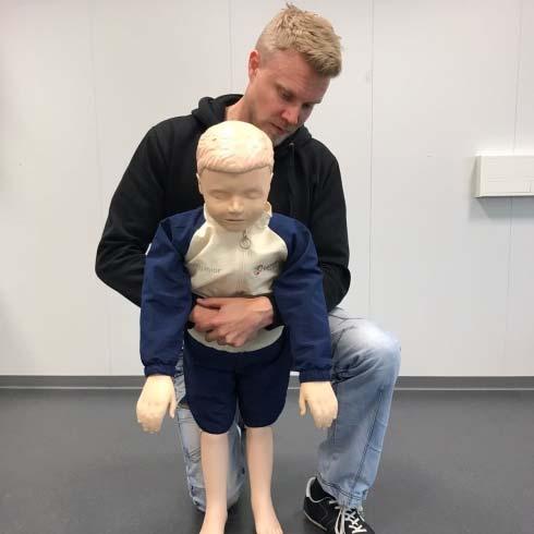 Kehoita lasta yskimään Yritä vierasesineen poistoa sormilla vain jos siihen on näköyhteys Jos vierasesine ei poistu 1. Aseta lapsi etukumaraan käden tai reiden yli 2.