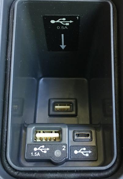 Näppäimistö Sarjanumeromerkintä Muistutus: Käytä USB-porttia 2 korkeampaa tehoa vaativien USB-asemien kanssa.