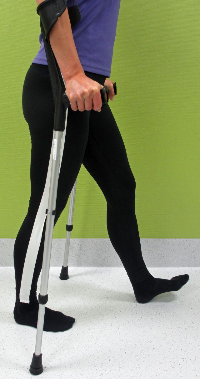 Fysioterapia 7 (9) Kävely 1. Vie kyynärsauvat ja leikattu jalka eteen. = leikattu jalka 2. Ota askel terveellä jalalla kyynärsauvojen ohi.