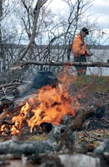 Jotakin singahtaa ilmaan Kohtalokkaana aamuna Antti Virmavirta kertoo nähneensä unta ohjaaja Pölösestä eikä voi ymmärtää, miksi: kaiken pitäisi olla kunnossa paluuta varten.