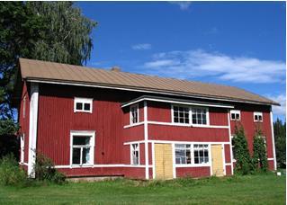Päärakennuksessa on yhdistelty erilaisia tyyliratkaisuja. Pihapiirissä myös pariaitta 1800-luvulta ja kauempana sauna. Pölkki (96.