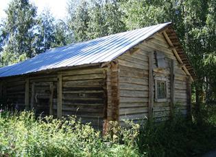 Pihapiirin entisyydestä enää kertomassa huonokuntoinen riimahirrellinen päärakennus osin 1700-luvulta, punaiseksi maalatut eloaitta (1888) ja aittarivi (1920) sekä kestikievarin aikainen