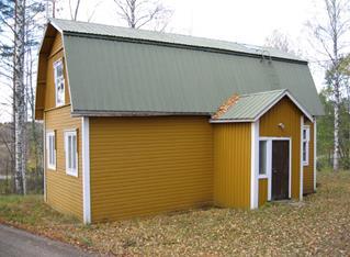 ) Paikallisesti maisemallisesti ja rakennushistoriallisesti merkittävä kumpuilevaan peltomaisemaan sijoittuva tyypillinen jälleenrakennuskauden 1940-luvun maatilapihapiiri.