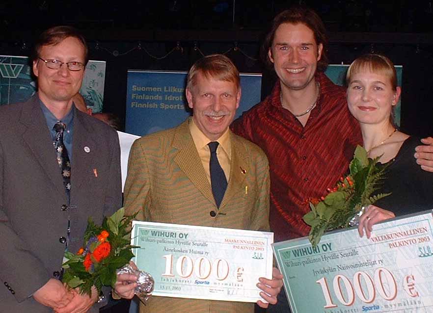 Ensimmäiset Hyvä Seura -palkinnot jaettiin: Jyväskylän Naisvoimistelijat sekä Äänekosken Huima palkittiin Historian ensimmäiset Wihuripalkinnot jaettiin 13.11.2003 Hyvä Seura risteilyllä.