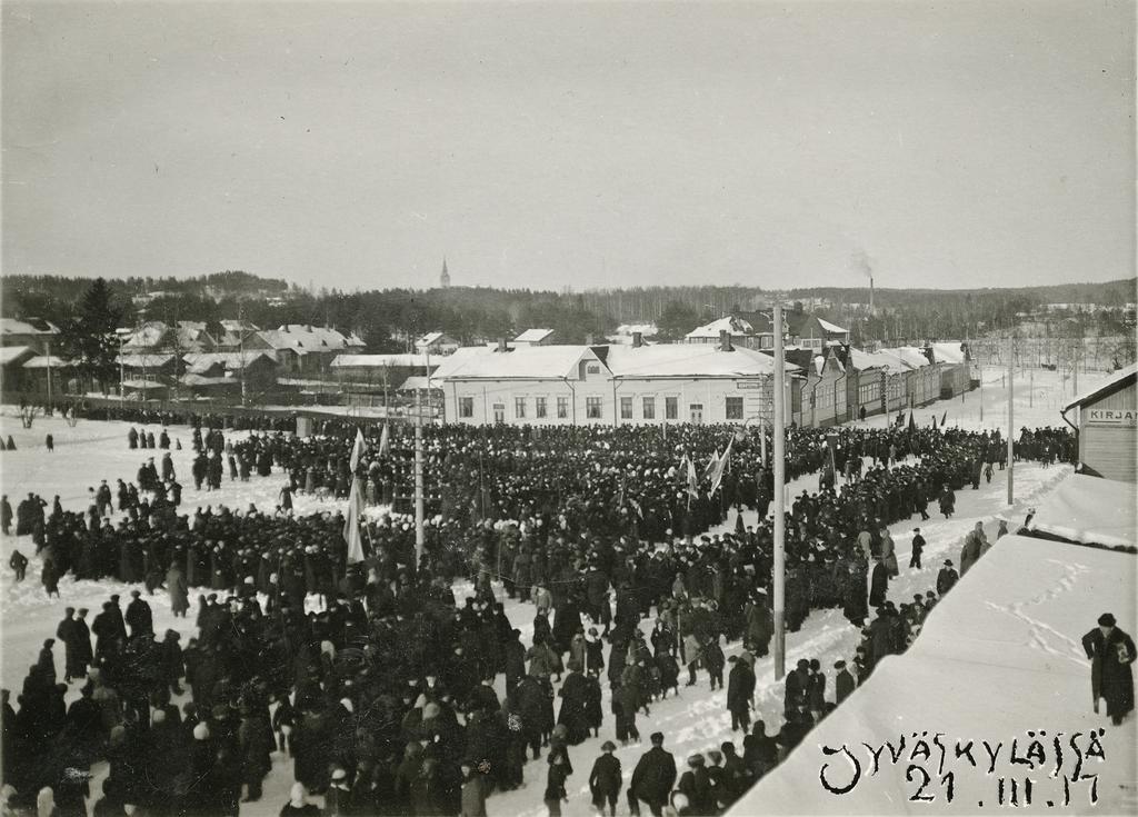 Huhtikuun loppupuolella Jyväskylässä pidettiin mielenosoitus kahdeksan tunnin työpäivästä.