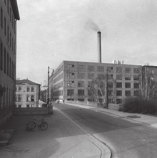 Commercen talon vieressä Aleksis Kiven katu 26:ssa. Valokuva vuodelta 1951.
