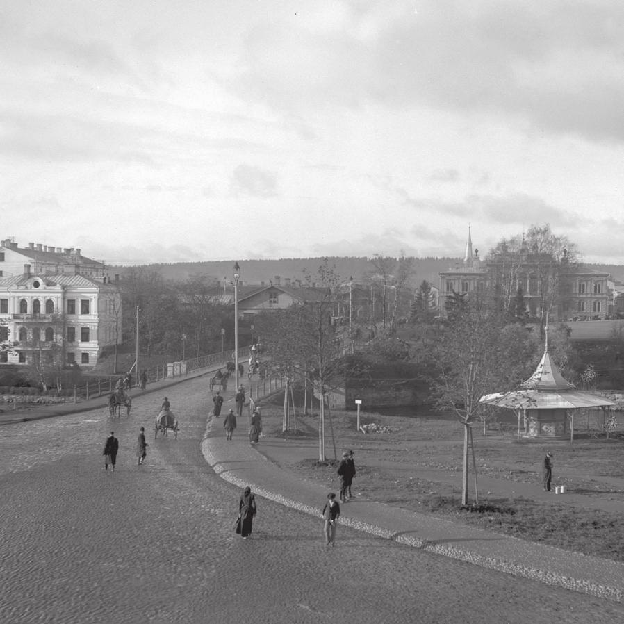 Vasemmalla Sumeliuksen kartano kosken rannassa, oikealla erottuu Raatihuone (kuva: Werner Mauritz Gestrin, Vapriikin kuva-arkisto).