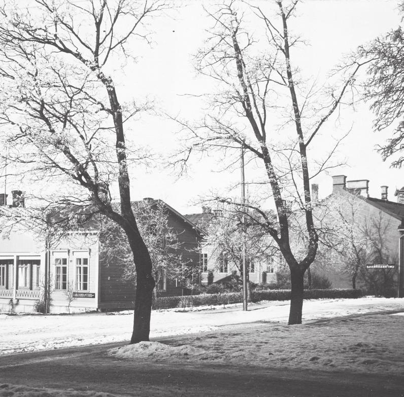 Molinin tontin rakennuksia Kirkkokadun puolella vuonna 1928 (kuva: Hannu Rantakallio, Vapriikin kuva-arkisto). L.