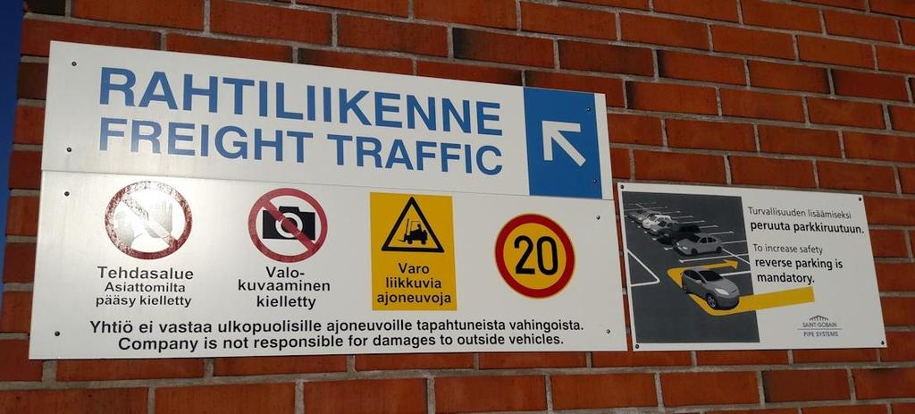 33 12) Saapuvan tavaran paikka. 13) Lähtevän tavaran paikka. 14) Lähettämö. 3.3 Piha-alueen liikennejärjestelyt Tällä hetkellä henkilö- ja tavaraliikenne kulkee ristiin piha-alueella.