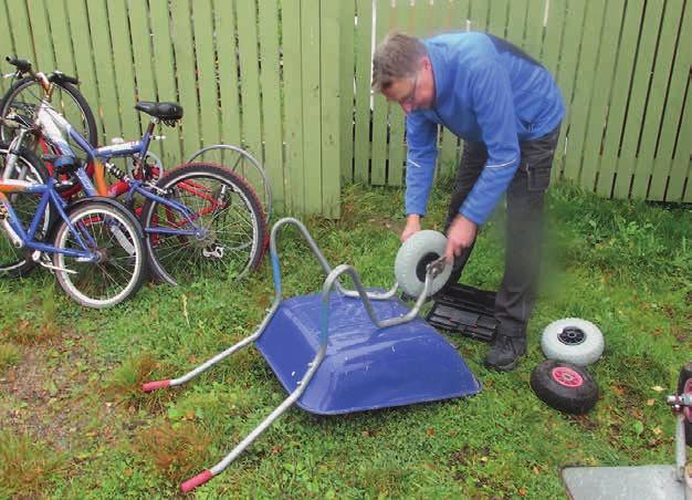 Vuosi aiemmin katokseen pilkottuja puita liiteriin, niin piha- kuin kesäsaunallakin.