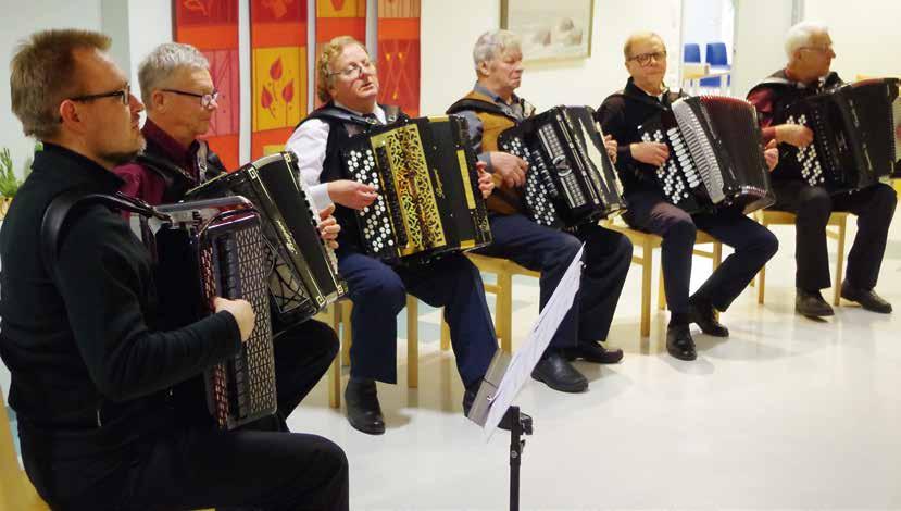 Harmonikan jatkoryhmä esiintyi Aki Hietalan johdolla Suomi Venäjä-Seuran Lieksan seudun osaston ja kansalaisopiston yhteistyönä järjestämässä Suomi 100 -juhlassa marraskuussa.