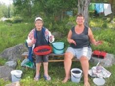 4.8.Tepa ja Kaisa kotiin Aamulla lähdettiin Kaisan ja Tepan kanssa Kotkaan viemään kaksi ämpärillistä mustikkaa ja