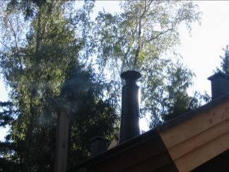 takan kuivatusta Aamulla sytytin taas tulet uuteen takkaan, tällä kertaa vähän enemmän puita. Sahasin mökin alla olleita lautoja polttopuiksi ja pinosin ne mökin alle.